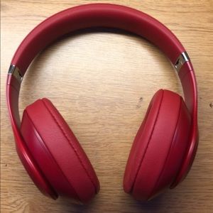 Beats Studio3 Wireless headphones, red